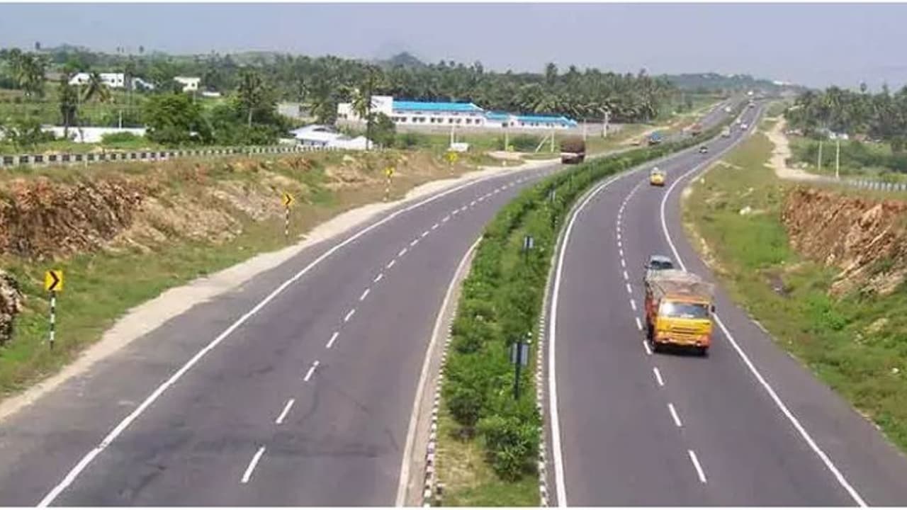 ദേശീയപാത നിര്മാണം; വടകരയ്ക്കും കോഴിക്കോടിനും ഇടയില് ഇന്നുമുതല് ഗതാഗത നിയന്ത്രണം, അറിയേണ്ടതെല്ലാം ദേശീയപാത നിര്മാണം; വടകരയ്ക്കും കോഴിക്കോടിനും ഇടയില് ഇന്നുമുതല് ഗതാഗത നിയന്ത്രണം, അറിയേണ്ടതെല്ലാം