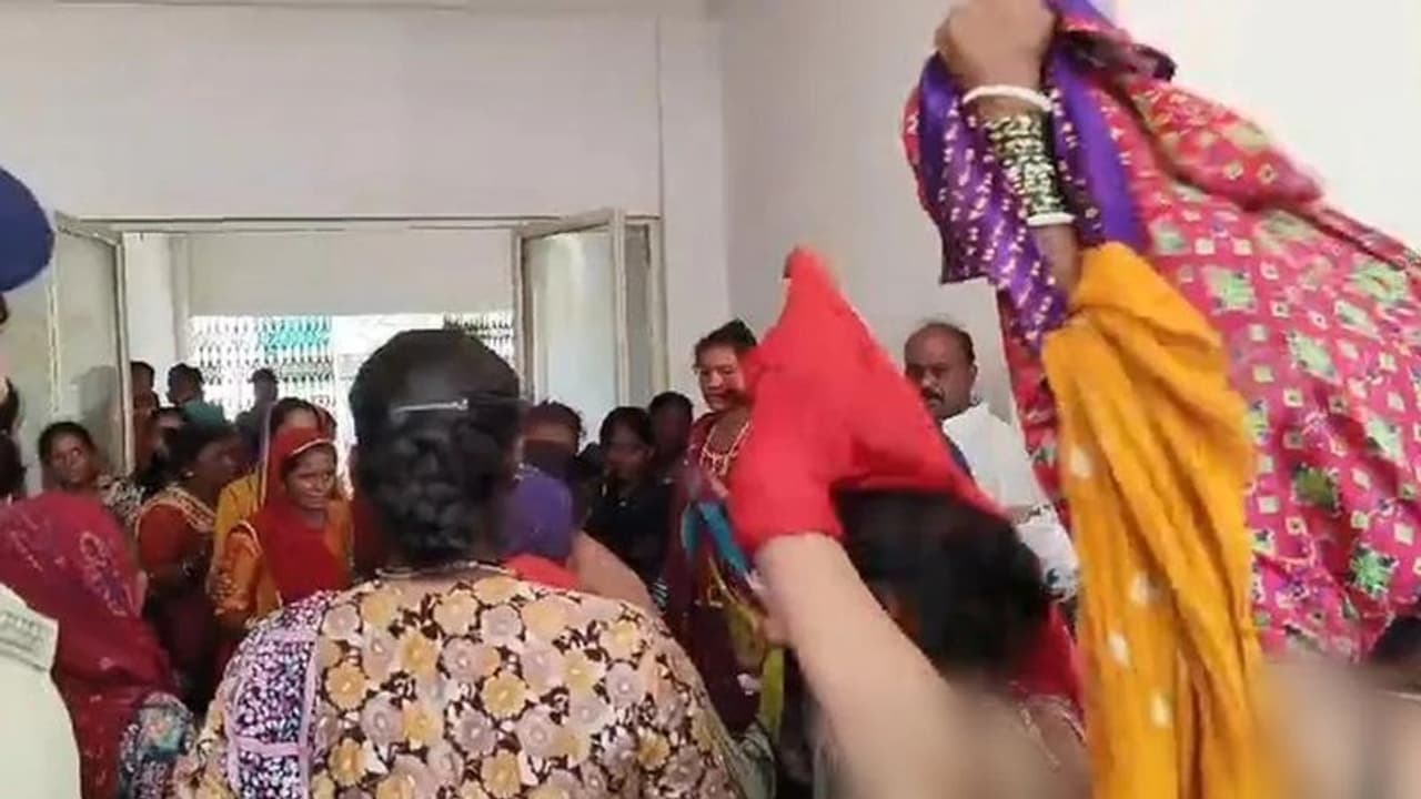 ஆட்சியர் அலுவலகத்தில் ஆடைகளை அவிழ்த்து போராட்டத்தில் குதித்த பெண்கள்; திகைத்து நின்ற அதிகாரிகள்