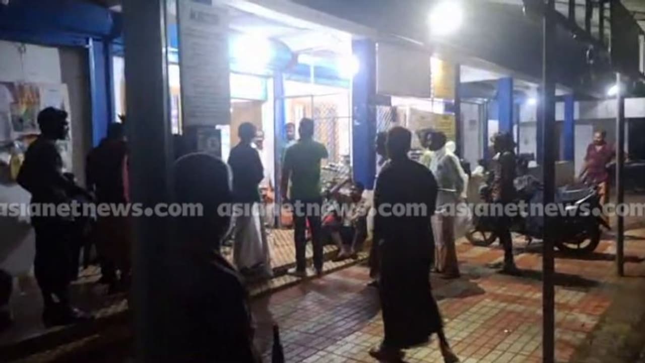 കാട്ടാന ശല്യം രൂക്ഷം, മൂന്ന് ദിവസമായി വൈദ്യുതിയില്ല; സംഘടിച്ചെത്തി നാട്ടുകാര്, കെഎസ്ഇബി ഓഫീസിൽ പ്രതിഷേധം കാട്ടാന ശല്യം രൂക്ഷം, മൂന്ന് ദിവസമായി വൈദ്യുതിയില്ല; സംഘടിച്ചെത്തി നാട്ടുകാര്, കെഎസ്ഇബി ഓഫീസിൽ പ്രതിഷേധം