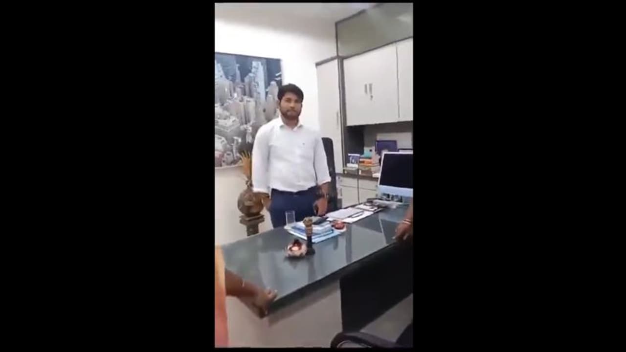 Shocking Video: தனியார் இன்டர்நேஷனல் பள்ளியில் 1ம் வகுப்பு சிறுமிக்கு பாலியல் தொல்லை; ஆசிரியருக்கு தர்ம அடி