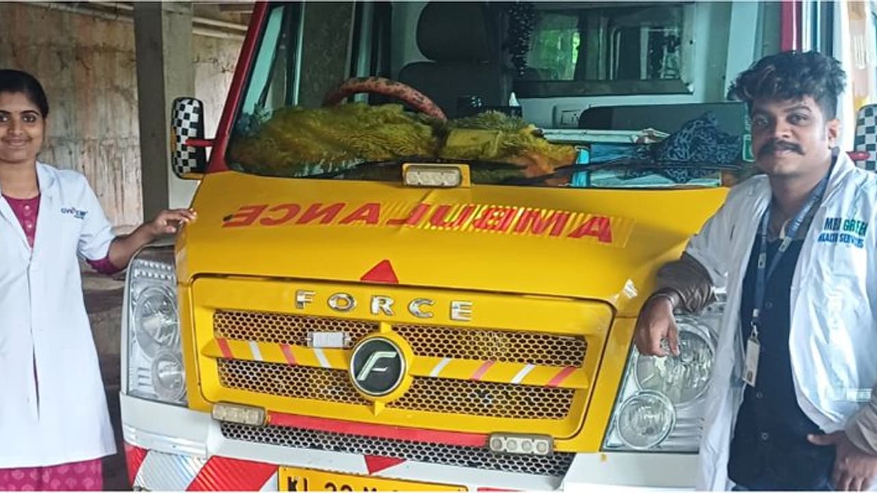 ആശുപത്രിയിലേക്ക് പോകവേ ആരോഗ്യനില വഷളായി, മെഡിക്കൽ ടെക്‌നീഷ്യന്‍റെ പരിചരണത്തിൽ ആംബുലൻസിൽ യുവതിക്ക് സുഖപ്രസവം