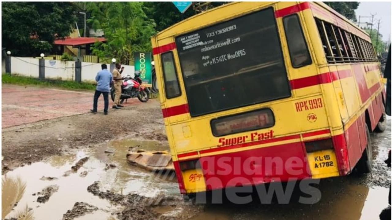 ദേശീയ പാതയിൽ വീണ്ടും കെഎസ്ആർടിസി ബസ് കുഴിയിൽ വീണു ദേശീയ പാതയിൽ വീണ്ടും കെഎസ്ആർടിസി ബസ് കുഴിയിൽ വീണു
