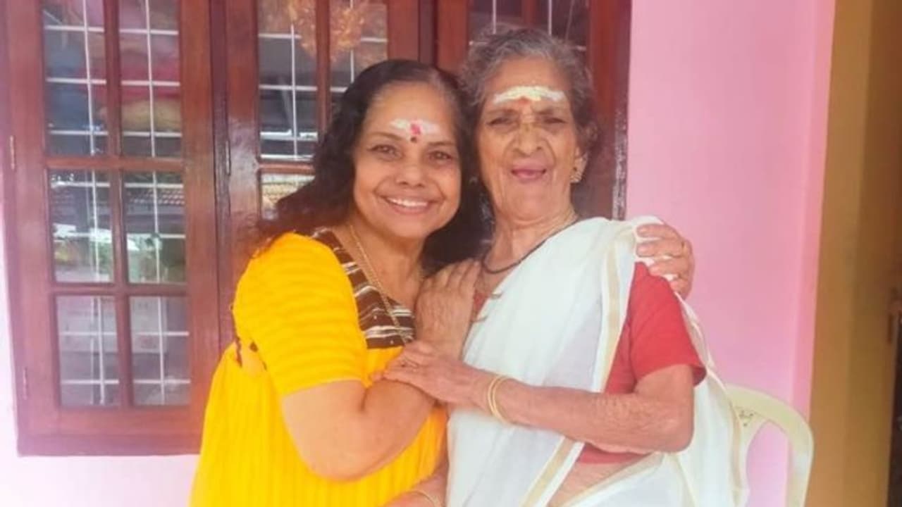 അമ്മക്ക് വേണ്ടി ജീവിച്ച മകൾ; ഒടുവിൽ കുളപ്പുള്ളി ലീലയെ തനിച്ചാക്കി രുഗ്മിണിയമ്മ യാത്രയായി അമ്മക്ക് വേണ്ടി ജീവിച്ച മകൾ; ഒടുവിൽ കുളപ്പുള്ളി ലീലയെ തനിച്ചാക്കി രുഗ്മിണിയമ്മ യാത്രയായി