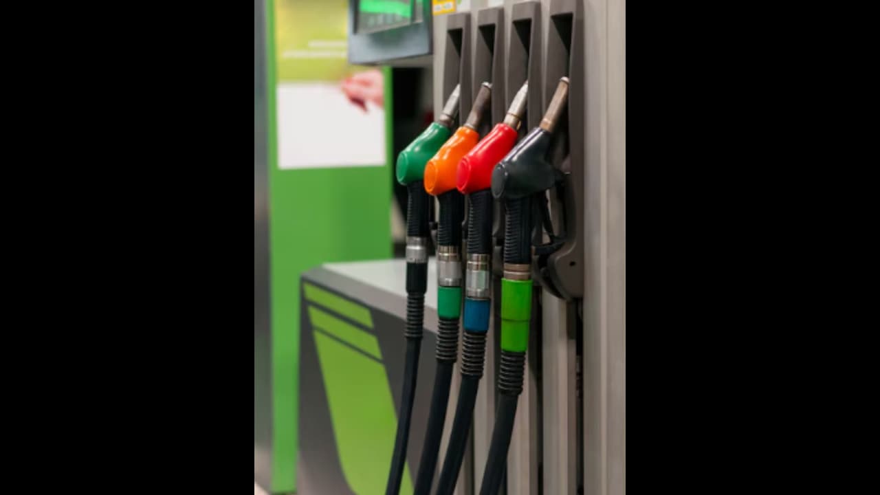 പെട്രോള്, ഡീസല് വില ഉയരും; യുഎഇയില് പുതിയ ഇന്ധനവില പ്രഖ്യാപിച്ചു, ഇന്ന് അർധരാത്രി മുതൽ പ്രാബല്യത്തിൽ പെട്രോള്, ഡീസല് വില ഉയരും; യുഎഇയില് പുതിയ ഇന്ധനവില പ്രഖ്യാപിച്ചു, ഇന്ന് അർധരാത്രി മുതൽ പ്രാബല്യത്തിൽ