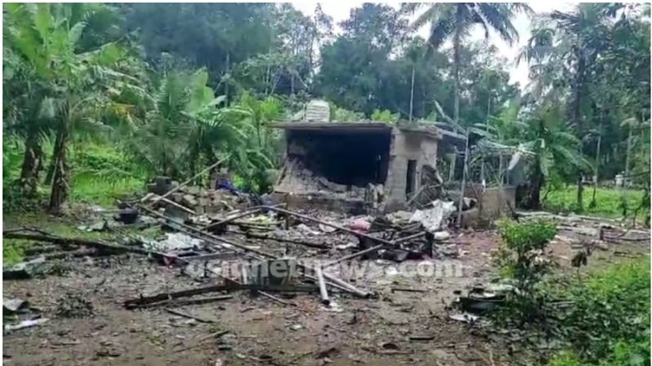 തിരുവനന്തപുരത്തെ പടക്ക വില്പ്പന ശാലയിലെ സ്ഫോടനം; അപകടത്തില് ഗുരുതരമായി പരിക്കേറ്റ ഉടമസ്ഥൻ മരിച്ചു തിരുവനന്തപുരത്തെ പടക്ക വില്പ്പന ശാലയിലെ സ്ഫോടനം; അപകടത്തില് ഗുരുതരമായി പരിക്കേറ്റ ഉടമസ്ഥൻ മരിച്ചു