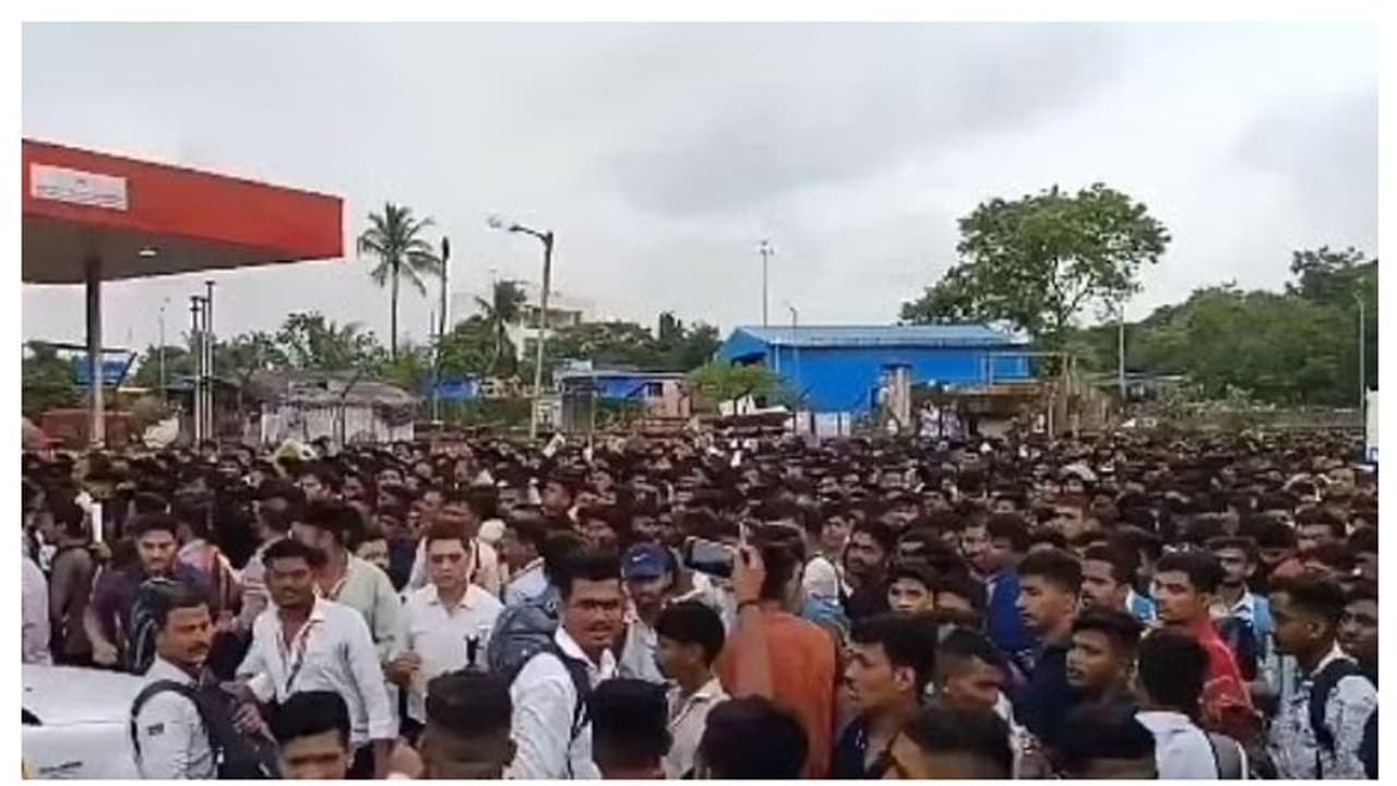 എയർ ഇന്ത്യയിൽ ലോഡര്മാരുടെ ഒഴിവുകൾ, അഭിമുഖത്തിനായി എത്തിയത് 25000 പേർ; മുംബൈ വിമാനത്താവളത്തിൽ തിക്കുംതിരക്കും എയർ ഇന്ത്യയിൽ ലോഡര്മാരുടെ ഒഴിവുകൾ, അഭിമുഖത്തിനായി എത്തിയത് 25000 പേർ; മുംബൈ വിമാനത്താവളത്തിൽ തിക്കുംതിരക്കും