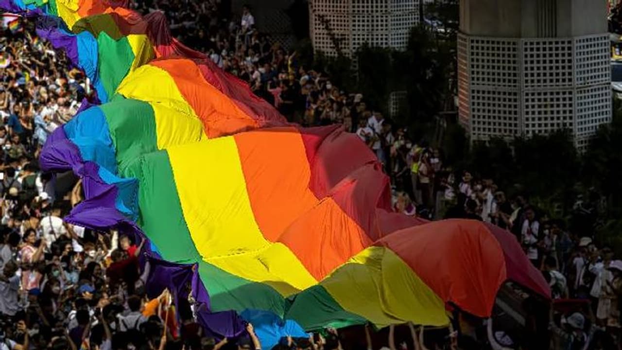 സ്വവർഗാനുരാഗികൾക്ക് ജോയിന്റ് ബാങ്ക് അക്കൗണ്ട് തുടങ്ങാം, നോമിനിയാക്കാം; സർക്കുലർ പുറത്തിറക്കി കേന്ദ്രം സ്വവർഗാനുരാഗികൾക്ക് ജോയിന്റ് ബാങ്ക് അക്കൗണ്ട് തുടങ്ങാം, നോമിനിയാക്കാം; സർക്കുലർ പുറത്തിറക്കി കേന്ദ്രം