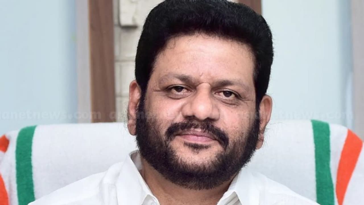 പാലക്കാട് റെയിൽവെ ഡിവിഷൻ വിഭജിക്കാനുള്ള നീക്കം ദുരൂഹം, സംസ്ഥാനത്തോട് പോലും കൂടിയാലോചിച്ചില്ല: എംപി പാലക്കാട് റെയിൽവെ ഡിവിഷൻ വിഭജിക്കാനുള്ള നീക്കം ദുരൂഹം, സംസ്ഥാനത്തോട് പോലും കൂടിയാലോചിച്ചില്ല: എംപി