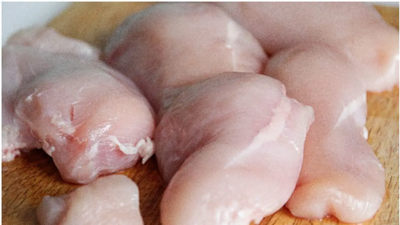 55 ടൺ കേടായ കോഴിയിറച്ചി കൃത്രിമം കാട്ടി വിൽപന; സൗദിയിൽ പിടിയിലായ വിദേശികൾക്ക് കടുത്ത ശിക്ഷക്ക് ശുപാർശ 55 ടൺ കേടായ കോഴിയിറച്ചി കൃത്രിമം കാട്ടി വിൽപന; സൗദിയിൽ പിടിയിലായ വിദേശികൾക്ക് കടുത്ത ശിക്ഷക്ക് ശുപാർശ