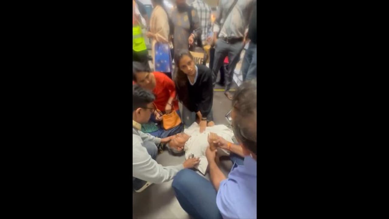 விமான நிலையத்தில் மாரடைப்பால் சுருண்டு விழுந்த முதியவர்; மெர்சல் விஜய் பாணியில் மாஸ் காட்டிய பெண் மருத்துவர்