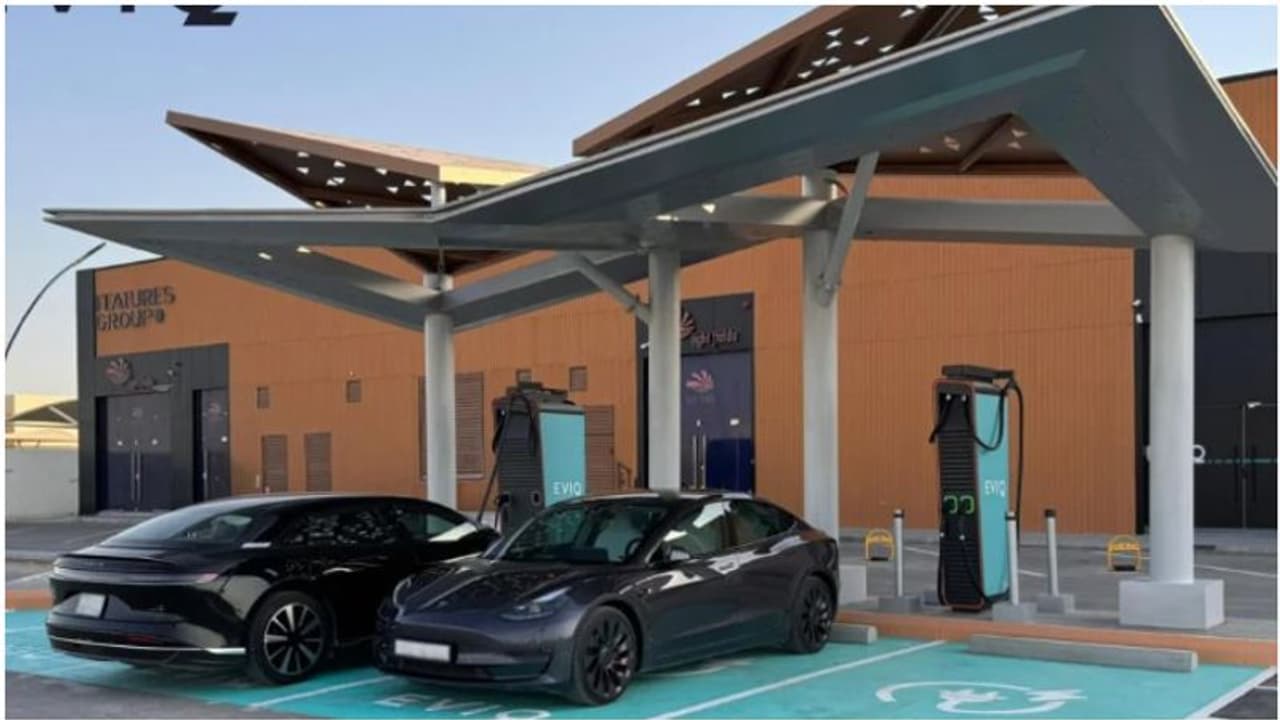 രണ്ട് ഹൈ സ്പീഡ് ചാർജറുകൾ; റിയാദിൽ അതിവേഗ വാഹന ചാർജിങ് സ്റ്റേഷൻ തുറന്നു