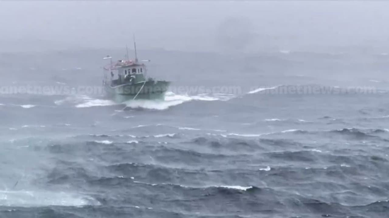 രക്ഷകരായി കോസ്റ്റ് ഗാര്ഡ്: നടുക്കടലിൽ അകപ്പെട്ട മത്സ്യബന്ധന ബോട്ടും 11 തൊഴിലാളികളും തീരമണഞ്ഞു രക്ഷകരായി കോസ്റ്റ് ഗാര്ഡ്: നടുക്കടലിൽ അകപ്പെട്ട മത്സ്യബന്ധന ബോട്ടും 11 തൊഴിലാളികളും തീരമണഞ്ഞു