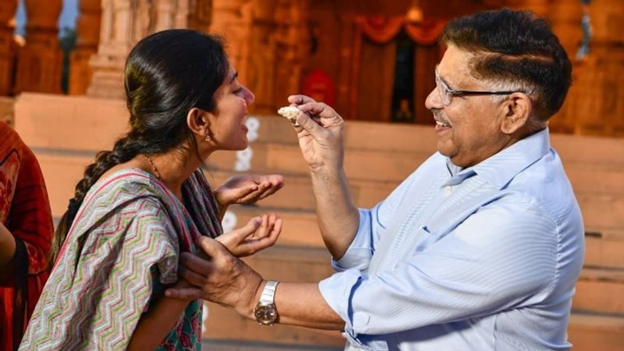 సిక్సర్ కొట్టిన సాయి పల్లవి..అల్లు అరవింద్ ఏం చేశారో తెలుసా.. సిక్సర్ కొట్టిన సాయి పల్లవి..అల్లు అరవింద్ ఏం చేశారో తెలుసా..