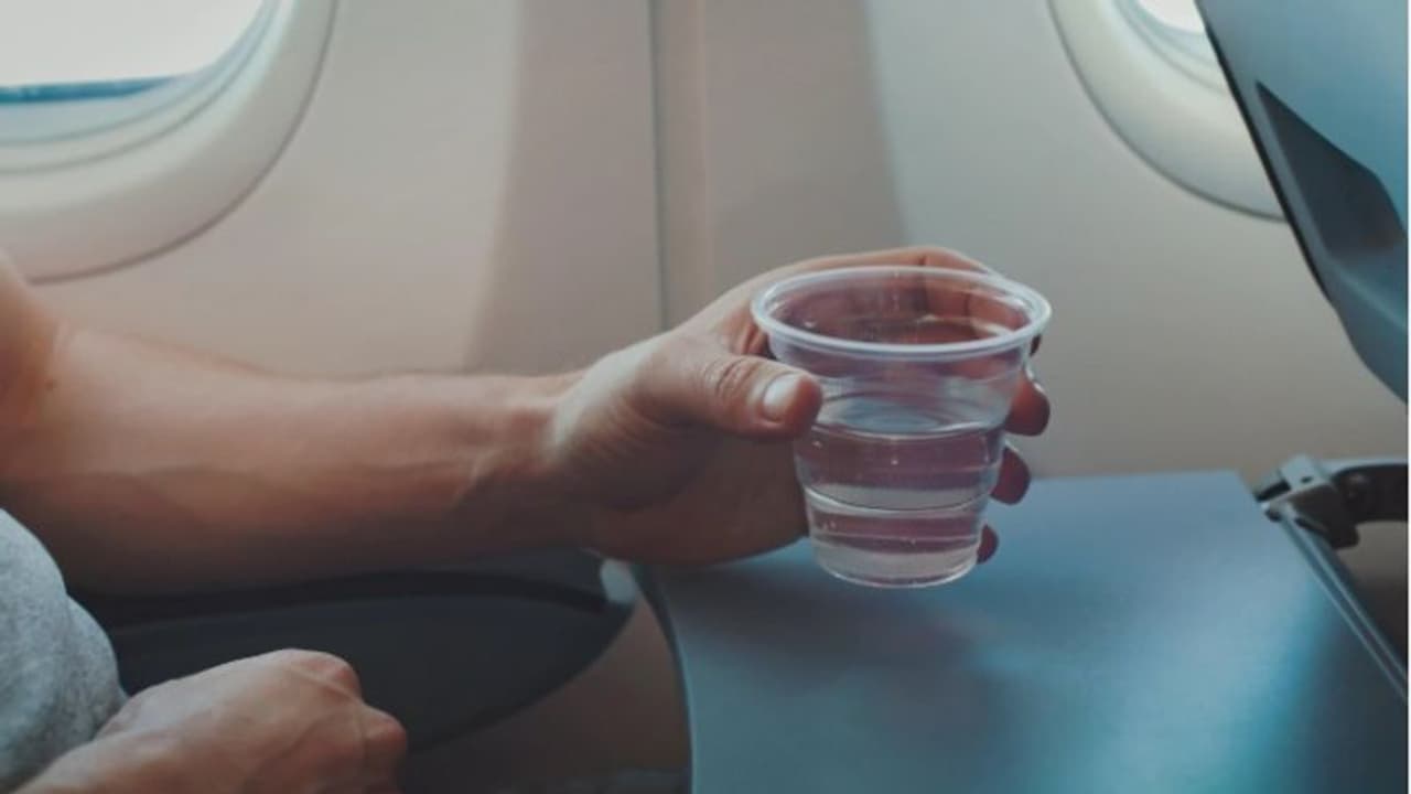 വിമാനത്തിൽ വെച്ച് വെള്ളം കൊടുത്തിട്ട് കുടിച്ചില്ല, ഭക്ഷണവും വേണ്ട; ജീവനക്കാരുടെ സംശയം യാത്രക്കാരനെ കുടുക്കി