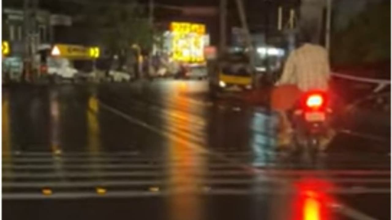 മദ്യലഹരിയില്‍ വളഞ്ഞുംപുളഞ്ഞും ബൈക്ക് യാത്ര, അതും വിപരീത ദിശയിൽ; യുവാവിനെതിരെ നടപടിയുമായി പൊലീസും എംവിഡിയും