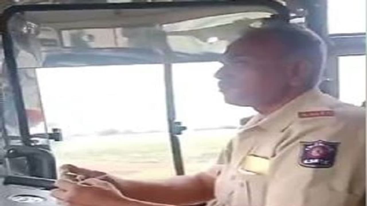 ಹುಬ್ಬಳ್ಳಿ: ಬಸ್ ಚಾಲನೆ ಮಾಡ್ತಾ ಚಾಲಕನ ರೀಲ್ಸ್ ಹುಚ್ಚಾಟಕ್ಕೆ ಎರಡು ಎತ್ತುಗಳು ಬಲಿ..! ಹುಬ್ಬಳ್ಳಿ: ಬಸ್ ಚಾಲನೆ ಮಾಡ್ತಾ ಚಾಲಕನ ರೀಲ್ಸ್ ಹುಚ್ಚಾಟಕ್ಕೆ ಎರಡು ಎತ್ತುಗಳು ಬಲಿ..!