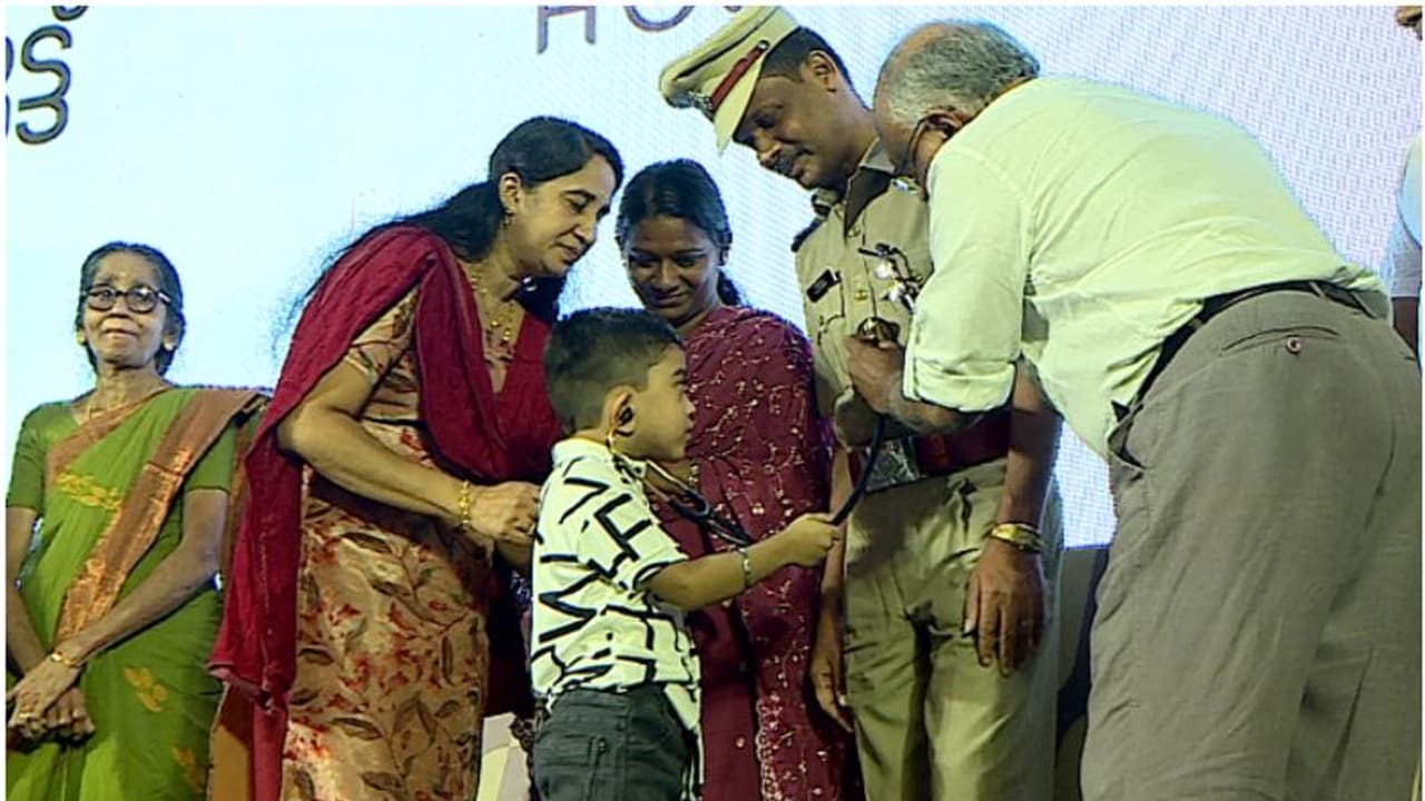 പൊലീസ് മാമൻ്റെ നെഞ്ചിൽ അച്ഛൻ്റെ ഹൃദയമിടിപ്പുകൾ കേട്ട് കുഞ്ഞു അഡ്‍വിക്; നൊമ്പരക്കടലായി വേദി