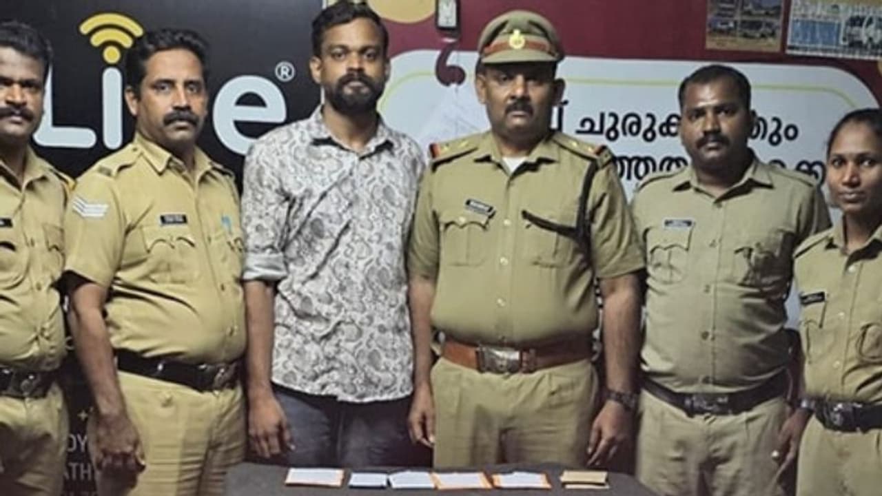 ബെംഗളൂരുവിൽ നിന്ന് കെഎസ്ആർടിസി ബസിലെത്തി, മുത്തങ്ങയിൽ കുടുങ്ങി; മലപ്പുറം സ്വദേശി മയക്കുമരുന്നുമായി പിടിയിൽ ബെംഗളൂരുവിൽ നിന്ന് കെഎസ്ആർടിസി ബസിലെത്തി, മുത്തങ്ങയിൽ കുടുങ്ങി; മലപ്പുറം സ്വദേശി മയക്കുമരുന്നുമായി പിടിയിൽ