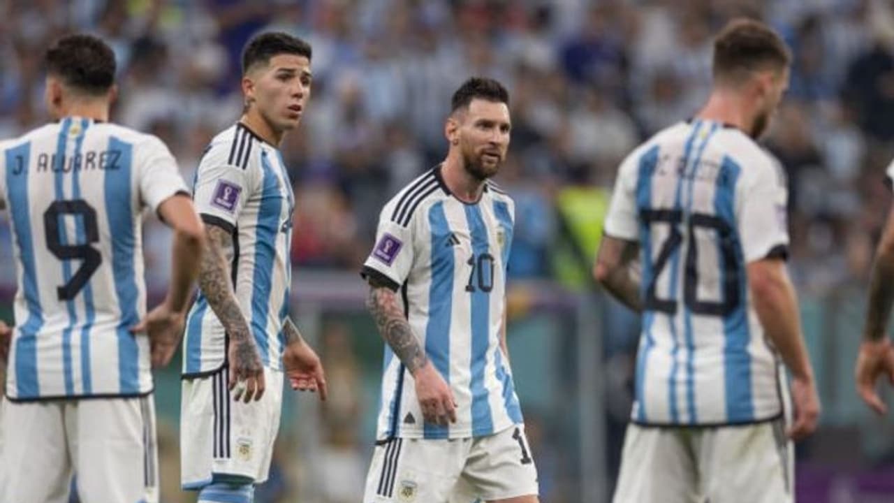 വംശീയ പരാമര്ശം, മെസി മാപ്പു പറയണമെന്ന് ആവശ്യപ്പെട്ട അണ്ടര് സെക്രട്ടറിയെ പുറത്താക്കി അര്ജന്റീന പ്രസിഡന്റ് വംശീയ പരാമര്ശം, മെസി മാപ്പു പറയണമെന്ന് ആവശ്യപ്പെട്ട അണ്ടര് സെക്രട്ടറിയെ പുറത്താക്കി അര്ജന്റീന പ്രസിഡന്റ്