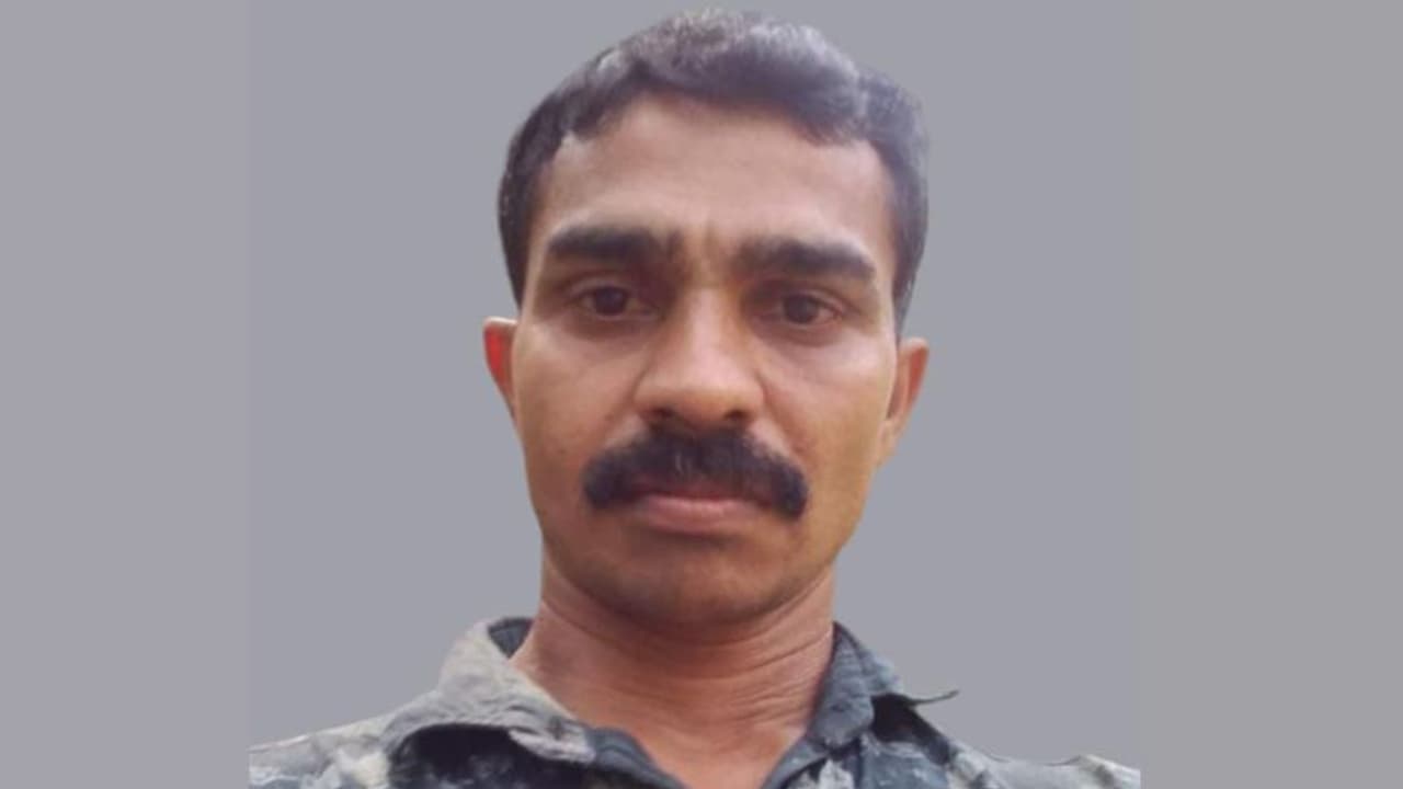 എതിരെ വന്ന ബസിന് സൈഡ് കൊടുക്കുന്നതിനിടെ സ്കൂട്ടർ താഴ്ചയിലേക്ക് മറിഞ്ഞു; ചികിത്സയിലായിരുന്ന യുവാവ് മരിച്ചു എതിരെ വന്ന ബസിന് സൈഡ് കൊടുക്കുന്നതിനിടെ സ്കൂട്ടർ താഴ്ചയിലേക്ക് മറിഞ്ഞു; ചികിത്സയിലായിരുന്ന യുവാവ് മരിച്ചു