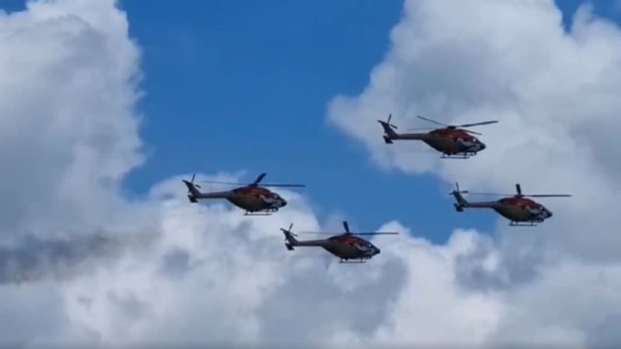 എയർ വാരിയർ ഡ്രിൽ ടീമിന്റെയും സാരംഗ് ഹെലികോപ്റ്റർ ടീമിന്റെയും ഐതിഹാസിക പ്രകടനം ശംഖുമുഖത്ത് എയർ വാരിയർ ഡ്രിൽ ടീമിന്റെയും സാരംഗ് ഹെലികോപ്റ്റർ ടീമിന്റെയും ഐതിഹാസിക പ്രകടനം ശംഖുമുഖത്ത്