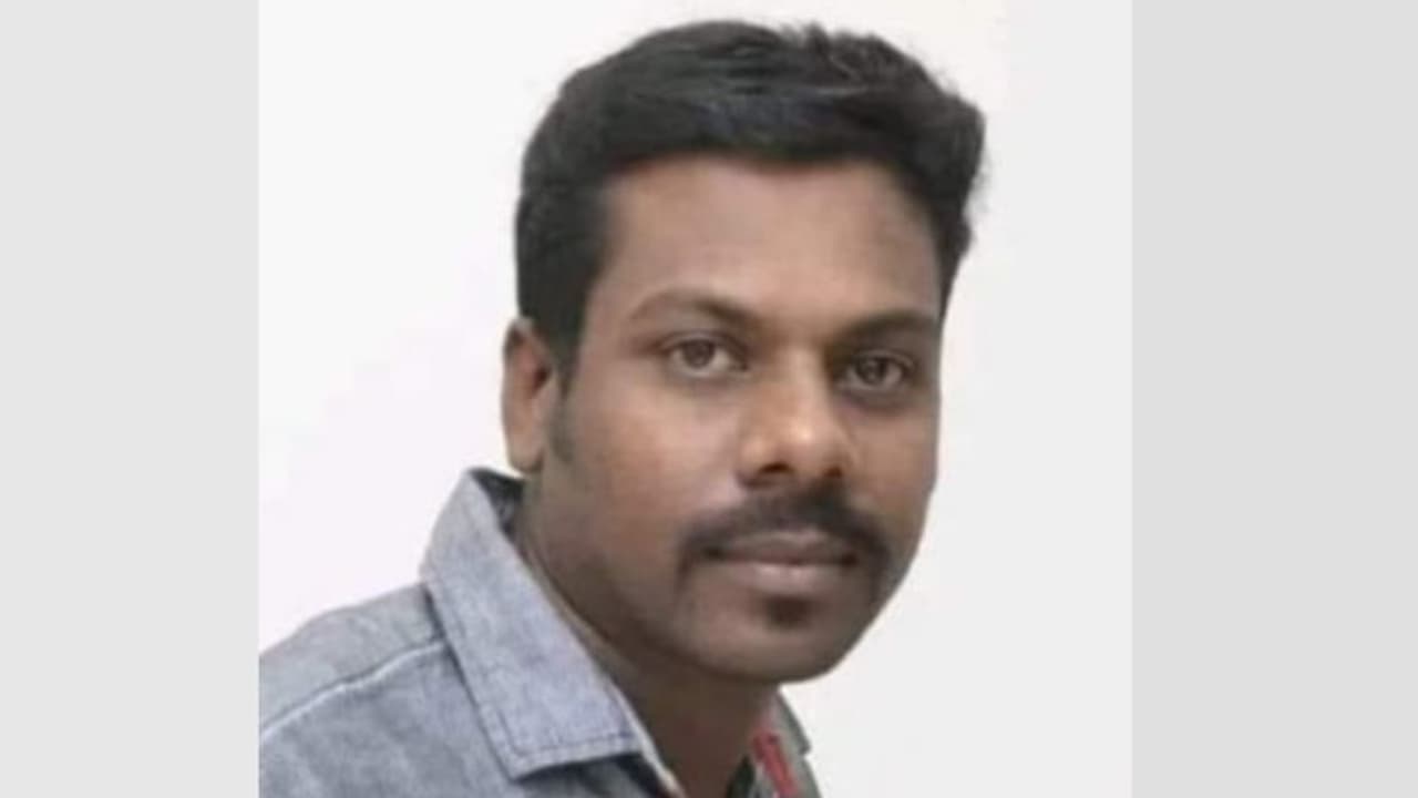 പിക്കപ്പ് വാനിടിച്ച് ക്ഷീരകർഷകനായ യുവാവ് മരിച്ചു പിക്കപ്പ് വാനിടിച്ച് ക്ഷീരകർഷകനായ യുവാവ് മരിച്ചു