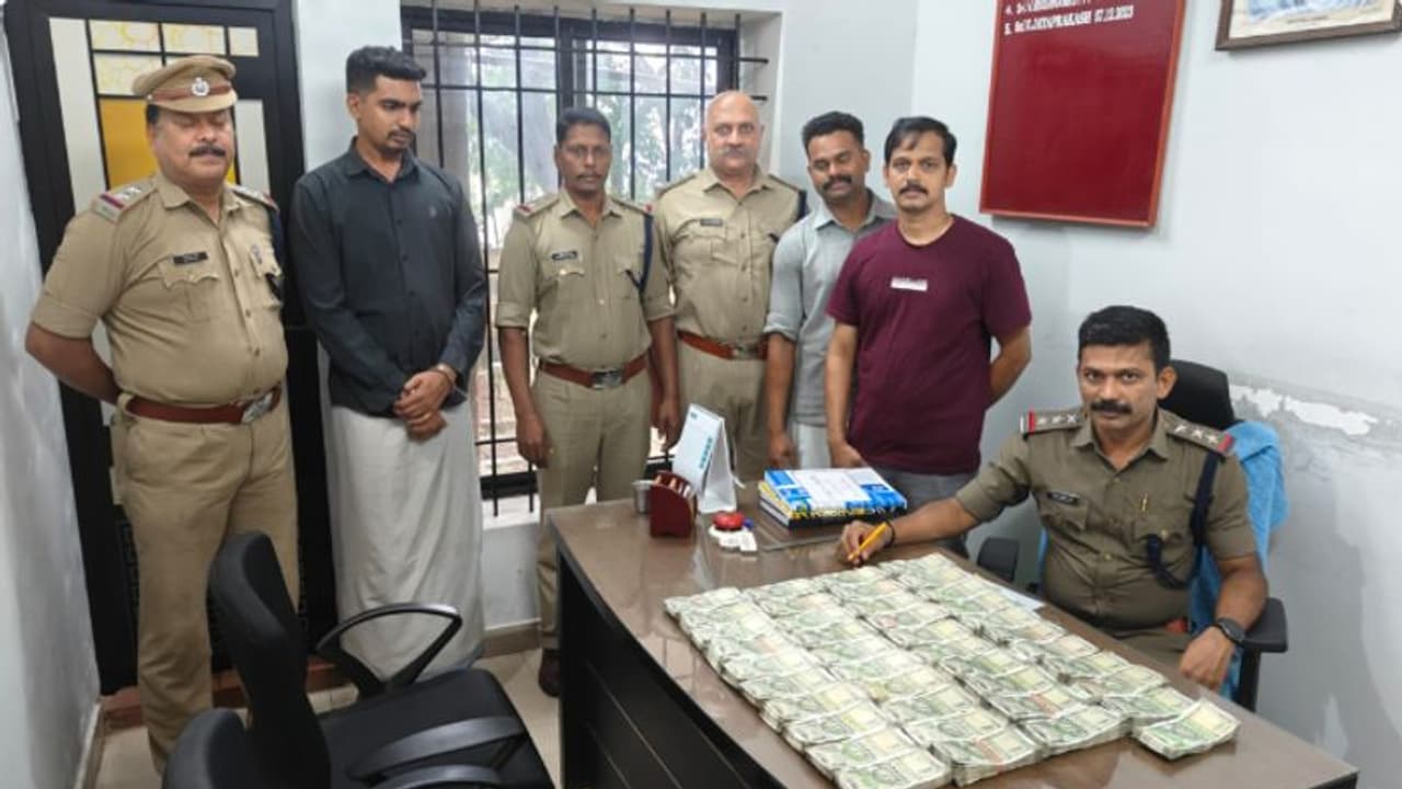 ഭാര്യയും മൂന്ന് കുട്ടികളും കാറിൽ, പൊലീസ് പരിശോധിച്ചപ്പോൾ രഹസ്യ അറയിൽ നിറയെ പണം; യുവാവിനെ കൈയോടെ പൊക്കി പൊലീസ് ഭാര്യയും മൂന്ന് കുട്ടികളും കാറിൽ, പൊലീസ് പരിശോധിച്ചപ്പോൾ രഹസ്യ അറയിൽ നിറയെ പണം; യുവാവിനെ കൈയോടെ പൊക്കി പൊലീസ്