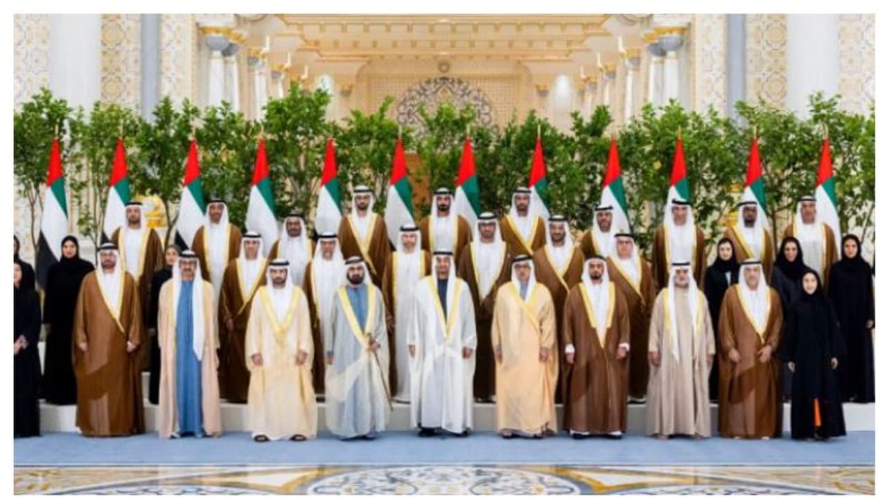 യുഎഇയുടെ ഉപപ്രധാന മന്ത്രിയായി ചുമതലയേറ്റ് ദുബൈ കിരീടാവകാശി ശൈഖ് ഹംദാന്; പുതിയ മന്ത്രിമാർ സത്യപ്രതിജ്ഞ ചെയ്തു യുഎഇയുടെ ഉപപ്രധാന മന്ത്രിയായി ചുമതലയേറ്റ് ദുബൈ കിരീടാവകാശി ശൈഖ് ഹംദാന്; പുതിയ മന്ത്രിമാർ സത്യപ്രതിജ്ഞ ചെയ്തു