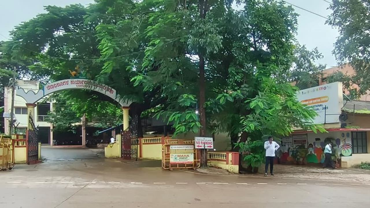 ಧಾರವಾಡ ಡಿ.ಸಿ.ಕ್ಯಾಂಟಿನ್ ಮಾಯವಾಗಿದೆ: ಹುಡುಕಿಕೊಡಿ ಎಂದು ಜನಸಾಮಾನ್ಯರ ಕೂಗು! ಧಾರವಾಡ ಡಿ.ಸಿ.ಕ್ಯಾಂಟಿನ್ ಮಾಯವಾಗಿದೆ: ಹುಡುಕಿಕೊಡಿ ಎಂದು ಜನಸಾಮಾನ್ಯರ ಕೂಗು!