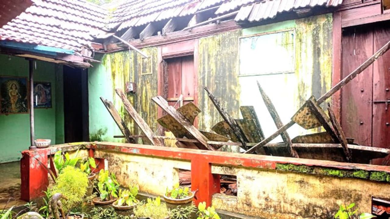 ഗൃഹാതുരമായ ഓര്‍മകളുറങ്ങുന്ന ഇരയിമ്മൻ തമ്പിയുടെ ജന്മവീട്, നടുവിലേൽ കോവിലകത്തിന്റെ പകുതി ഭാഗം തകര്‍ന്നുവീണു