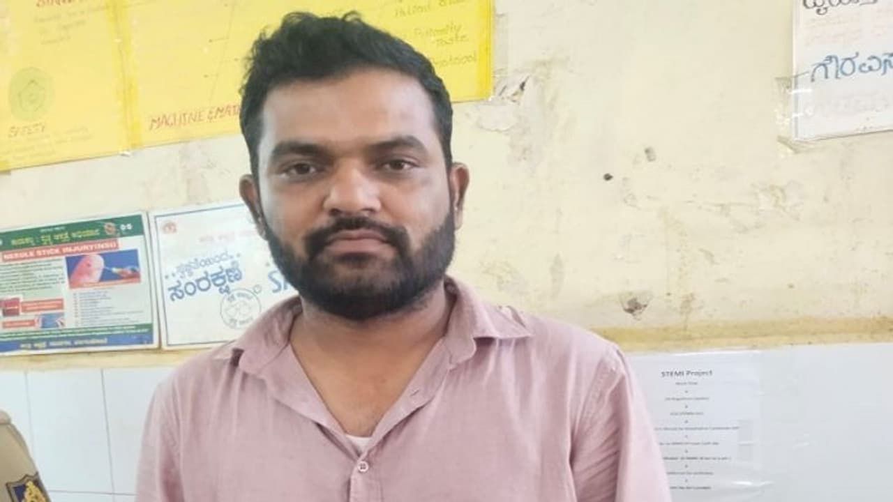 ಬಾಗಲಕೋಟೆ: ಪ್ರವಾಸೋದ್ಯಮ ಇಲಾಖೆ ಹಗರಣ, ಐಡಿಬಿಐ ಬ್ಯಾಂಕ್ ಉದ್ಯೋಗಿ ಅರೆಸ್ಟ್ ಬಾಗಲಕೋಟೆ: ಪ್ರವಾಸೋದ್ಯಮ ಇಲಾಖೆ ಹಗರಣ, ಐಡಿಬಿಐ ಬ್ಯಾಂಕ್ ಉದ್ಯೋಗಿ ಅರೆಸ್ಟ್