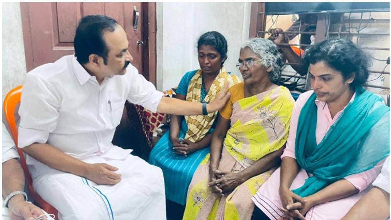 ജോയിയുടെ കുടുംബത്തിന് 30 ലക്ഷം നഷ്ടപരിഹാരം നൽകണം, അമ്മയുടെ ചികിത്സാ ചെലവുകള് കോണ്ഗ്രസ് ഏറ്റെടുക്കും: സതീശൻ ജോയിയുടെ കുടുംബത്തിന് 30 ലക്ഷം നഷ്ടപരിഹാരം നൽകണം, അമ്മയുടെ ചികിത്സാ ചെലവുകള് കോണ്ഗ്രസ് ഏറ്റെടുക്കും: സതീശൻ