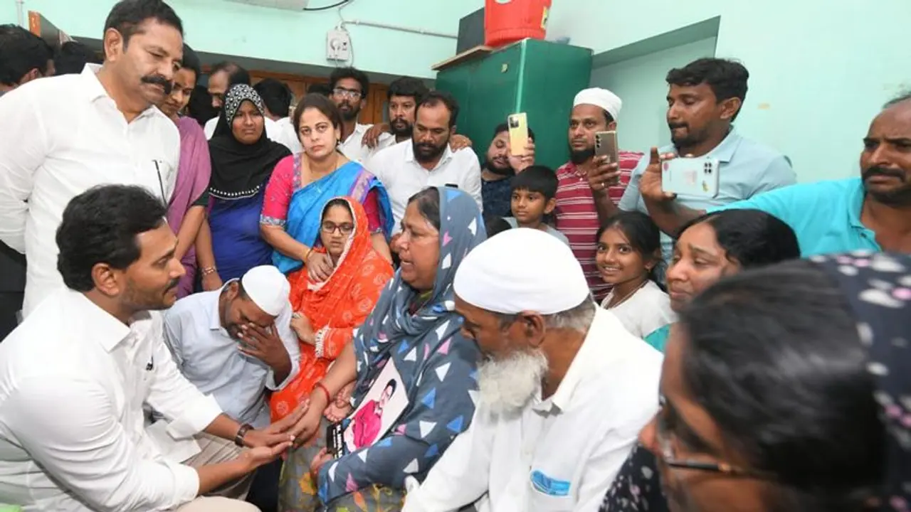 15సార్లు కాన్వాయ్కి ఆటంకం కలిగించినా వెనక్కి తగ్గని జగన్ 15సార్లు కాన్వాయ్కి ఆటంకం కలిగించినా వెనక్కి తగ్గని జగన్