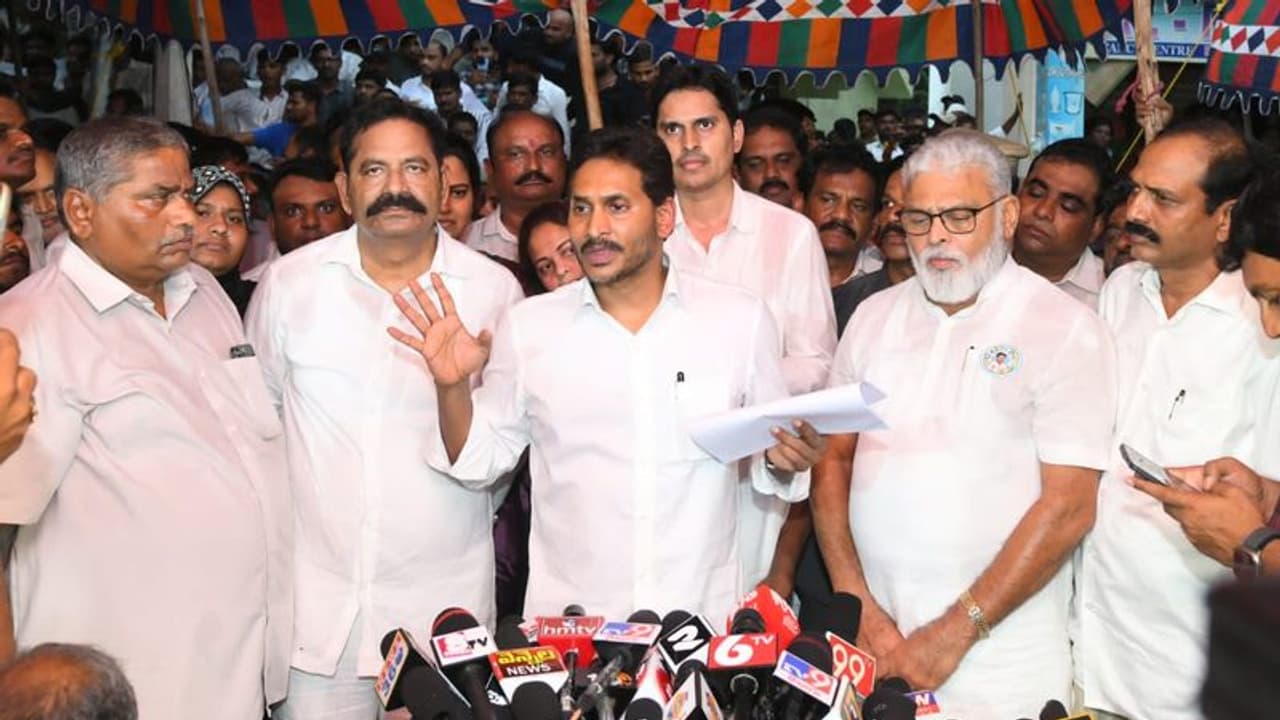 అలా ఎలా చేస్తారు సార్‌? చట్టంలో ఎక్కడైనా అలా ఉందా?: కోర్టు మెట్లెక్కిన జగన్‌