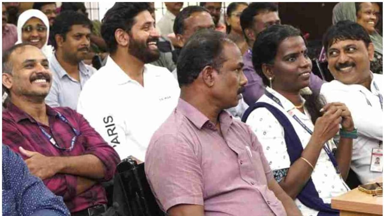 ആഹാ അർമാദം! സ൪ക്കാ൪ ജീവനക്കാ൪ തൊഴിലിടങ്ങളിൽ വളരെ സന്തോഷത്തിൽ, ഇതാ ഹാപ്പിനെസ് സ൪വേ റിപ്പോ൪ട്ട് ആഹാ അർമാദം! സ൪ക്കാ൪ ജീവനക്കാ൪ തൊഴിലിടങ്ങളിൽ വളരെ സന്തോഷത്തിൽ, ഇതാ ഹാപ്പിനെസ് സ൪വേ റിപ്പോ൪ട്ട്