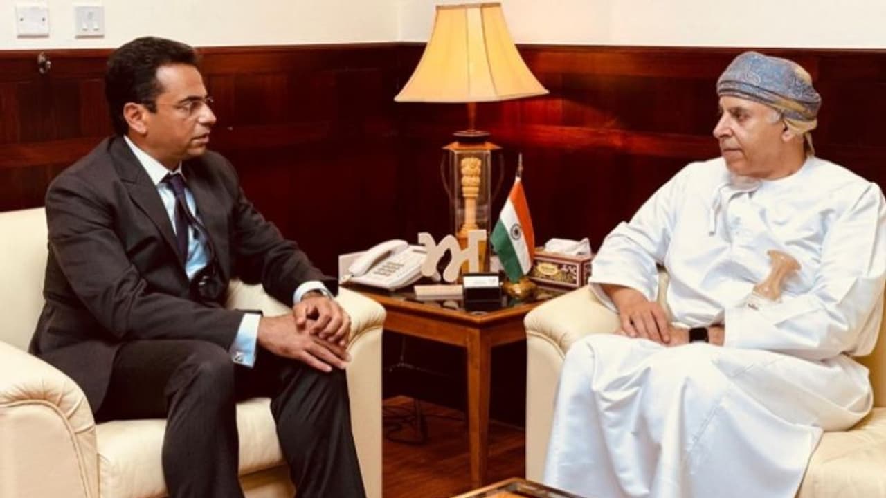 ഒമാൻ വെടിവെപ്പ്; ഇന്ത്യക്കാരന്റെ മരണത്തിൽ അനുശോചനം അറിയിക്കാൻ എംബസിയിൽ നേരിട്ടെത്തി ഒമാൻ അണ്ടർ സെക്രട്ടറി ഒമാൻ വെടിവെപ്പ്; ഇന്ത്യക്കാരന്റെ മരണത്തിൽ അനുശോചനം അറിയിക്കാൻ എംബസിയിൽ നേരിട്ടെത്തി ഒമാൻ അണ്ടർ സെക്രട്ടറി