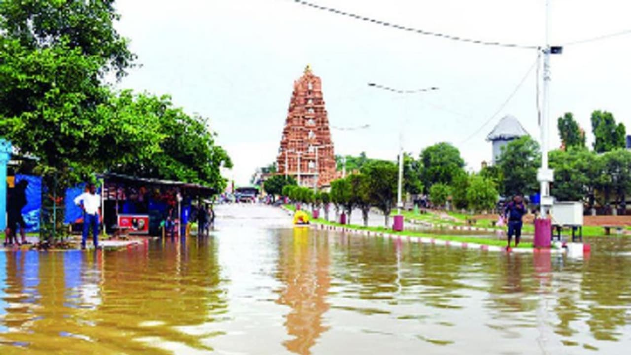 ಮಳೆ ಆರ್ಭಟಕ್ಕೆ ಮತ್ತೆ 7 ಜನ ಬಲಿ: ಕೃಷ್ಣಾ ನದಿ ಪ್ರವಾಹಕ್ಕೆ 52 ಸೇತುವೆ ಮುಳುಗಡೆ
