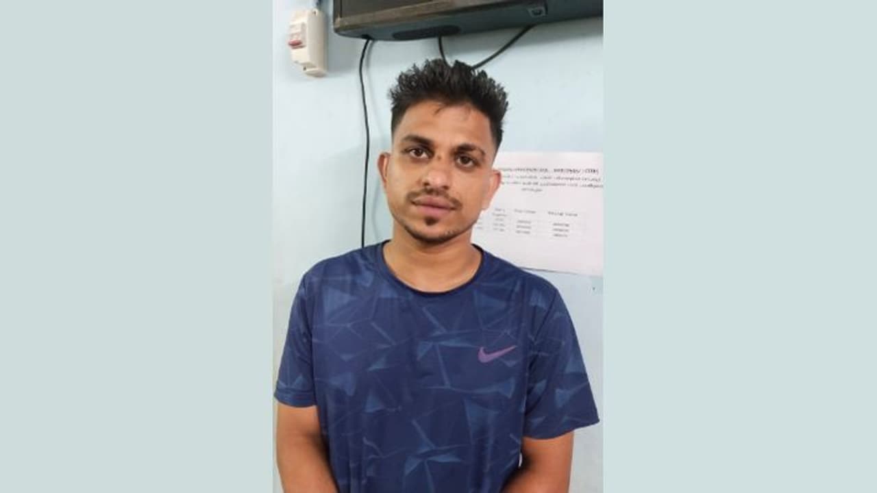 യുവതിയുടെ നഗ്നഫോട്ടോ ബന്ധുക്കൾക്ക് അയച്ച് 10 ലക്ഷം ആവശ്യപ്പെട്ട് ഭീഷണി; വിദേശത്തായിരുന്ന യുവാവ് അറസ്റ്റിൽ