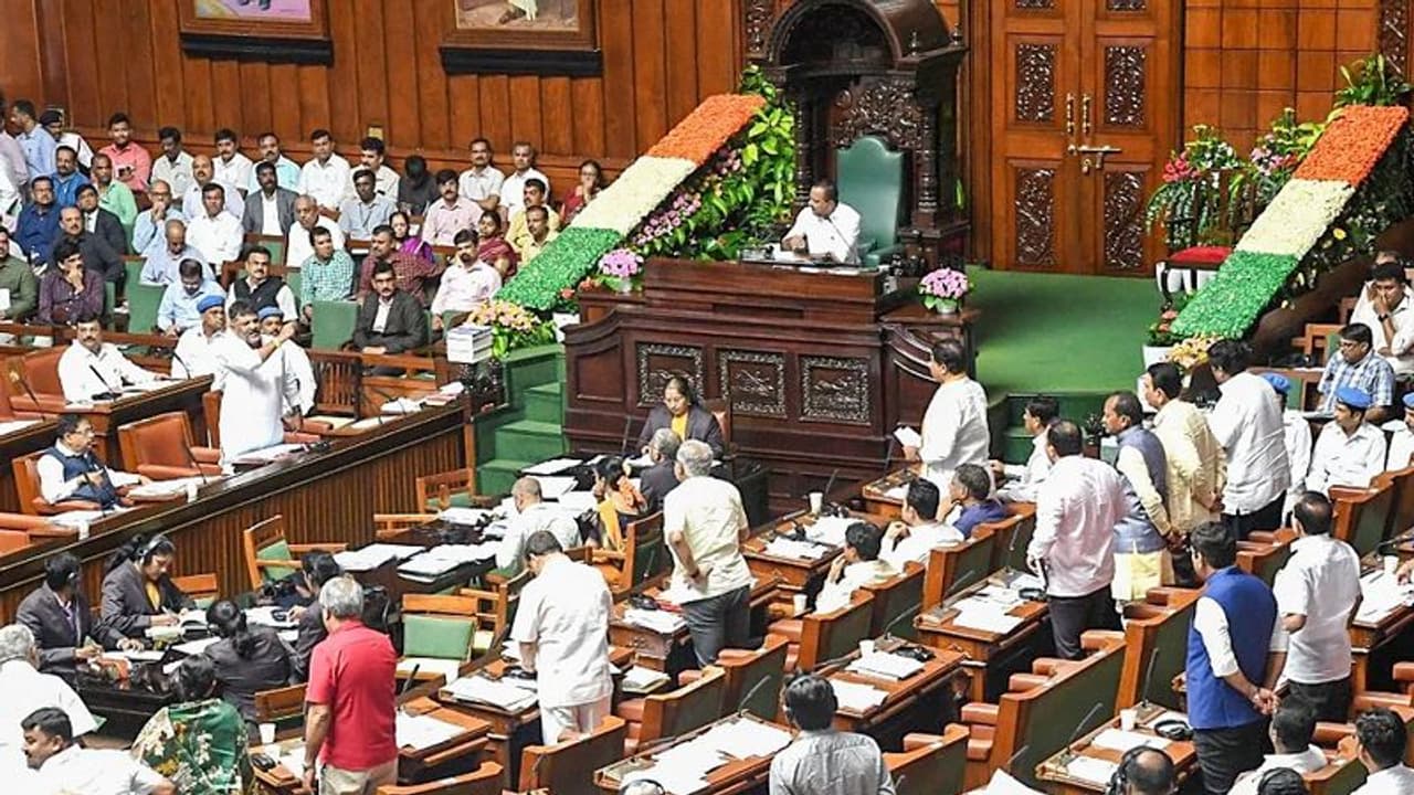 ವಾಲ್ಮೀಕಿ, ಮುಡಾ ಅಕ್ರಮ ಹಂಚಿಕೆ ಹಗರಣ ಗದ್ದಲಕ್ಕೆ ಮುಂಗಾರು ಕಲಾಪವೇ ಬಲಿ: ಧರಣಿ, ಕೋಲಾಹಲ