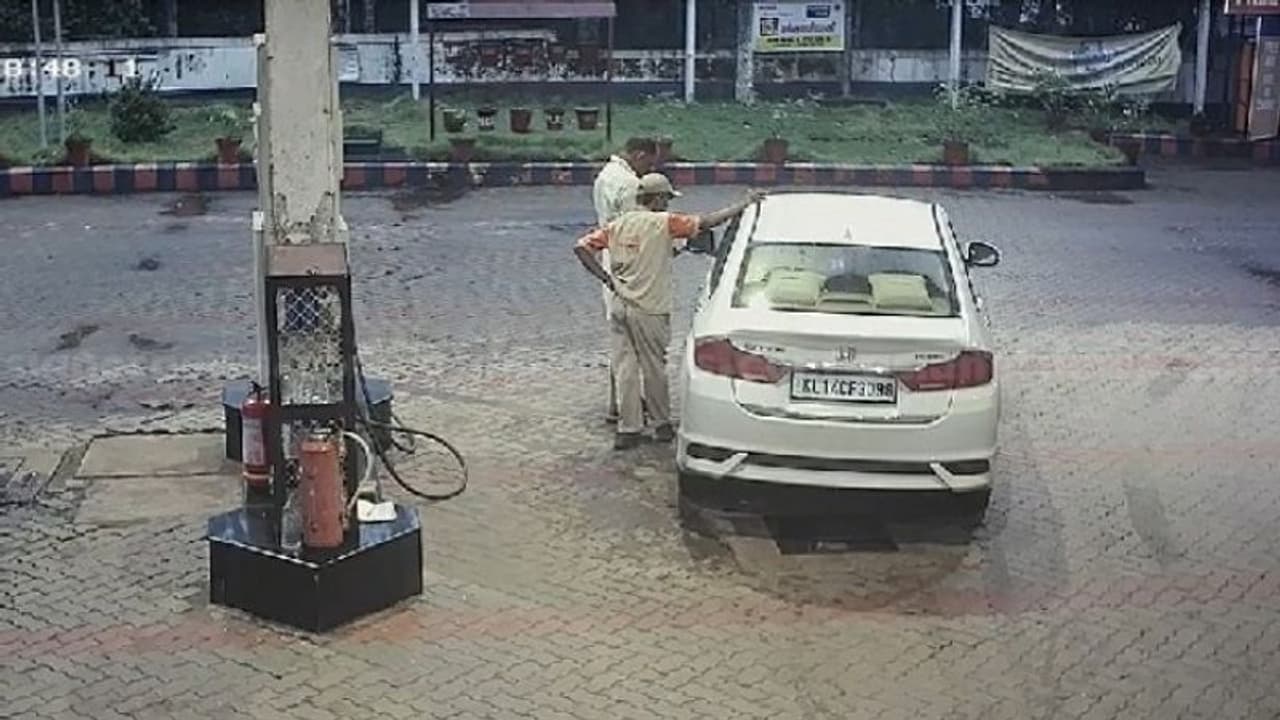 ആരാണവൻ? 4200 രൂപയ്ക്ക് കാറിൽ ഇന്ധനം നിറയ്ക്കും, കാശ് കൊടുക്കാതെ മുങ്ങും; കോട്ടയത്തെ വിരുതനെ തപ്പി പൊലീസ് ആരാണവൻ? 4200 രൂപയ്ക്ക് കാറിൽ ഇന്ധനം നിറയ്ക്കും, കാശ് കൊടുക്കാതെ മുങ്ങും; കോട്ടയത്തെ വിരുതനെ തപ്പി പൊലീസ്