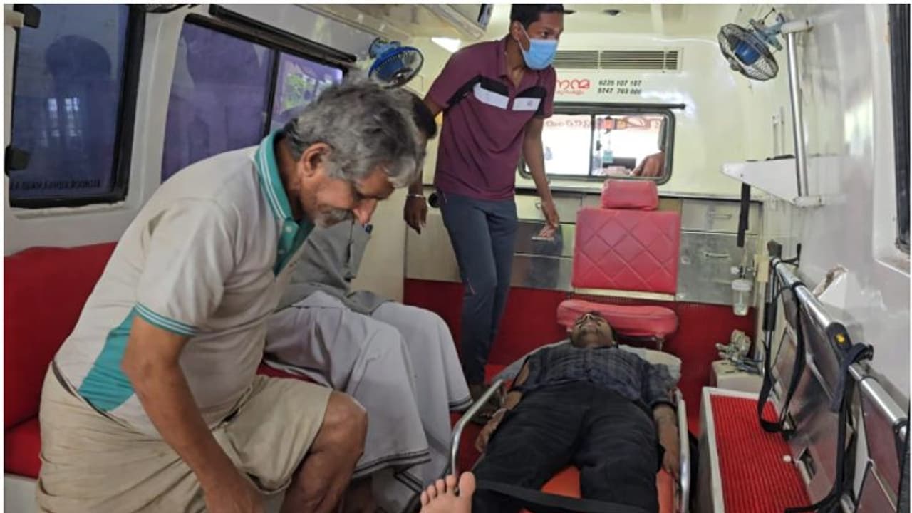 ഉത്സവത്തിനിടെ സംഘർഷം; പ്രതികാരം തീര്ക്കാനെത്തി ഒരു സംഘം, യുവാവിനെ ബൈക്ക് ഇടിച്ചുവീഴ്ത്തി കൊല്ലാൻ ശ്രമം ഉത്സവത്തിനിടെ സംഘർഷം; പ്രതികാരം തീര്ക്കാനെത്തി ഒരു സംഘം, യുവാവിനെ ബൈക്ക് ഇടിച്ചുവീഴ്ത്തി കൊല്ലാൻ ശ്രമം