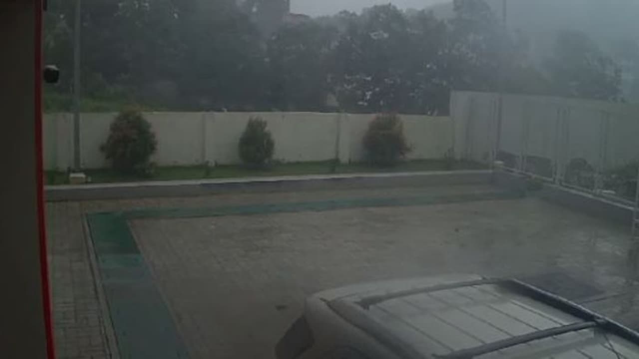 അവധി ആയതിനാൽ ഒഴിവായത് വൻദുരന്തം, പാലക്കാട് കാറ്റിൽ ക്ലാസ് മുറികളിലെ ഓടുകൾ തകർന്നുവീണു അവധി ആയതിനാൽ ഒഴിവായത് വൻദുരന്തം, പാലക്കാട് കാറ്റിൽ ക്ലാസ് മുറികളിലെ ഓടുകൾ തകർന്നുവീണു