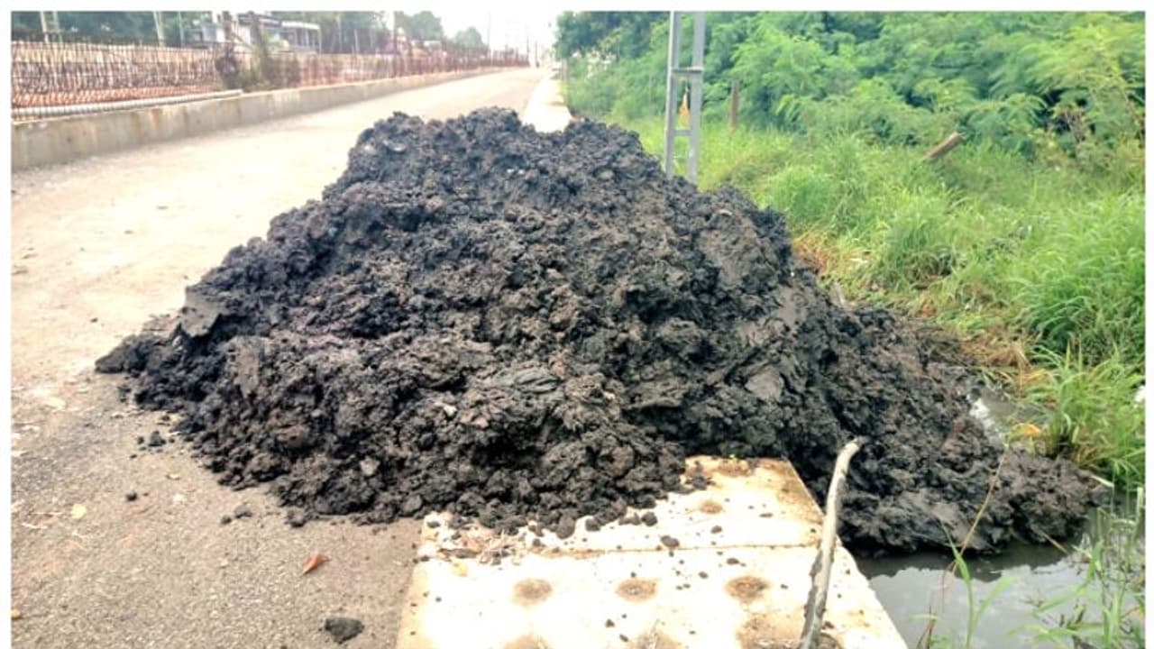 അതിരൂക്ഷമായ ദുർഗന്ധം സഹിക്കാൻ കഴിയാത്ത അവസ്ഥ, ദേശീയ പാതയിൽ ഇറക്കിയത് പാടത്തെ ചെളി നാട്ടുകാർക്ക് പരാതി അതിരൂക്ഷമായ ദുർഗന്ധം സഹിക്കാൻ കഴിയാത്ത അവസ്ഥ, ദേശീയ പാതയിൽ ഇറക്കിയത് പാടത്തെ ചെളി നാട്ടുകാർക്ക് പരാതി