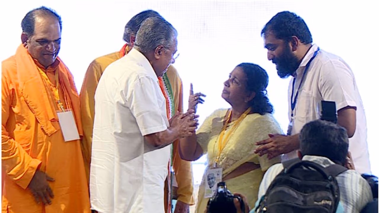 ഉമ്മന്ചാണ്ടിയെ ഇപ്പോള് ദൈവത്തെപോലെ കാണുന്നവര് സോളാറിൽ കൂടെ നിന്നില്ല, ഗൂഢാലോചന സിബിഐ അന്വേഷിക്കണം:മറിയാമ്മ ഉമ്മന്ചാണ്ടിയെ ഇപ്പോള് ദൈവത്തെപോലെ കാണുന്നവര് സോളാറിൽ കൂടെ നിന്നില്ല, ഗൂഢാലോചന സിബിഐ അന്വേഷിക്കണം:മറിയാമ്മ