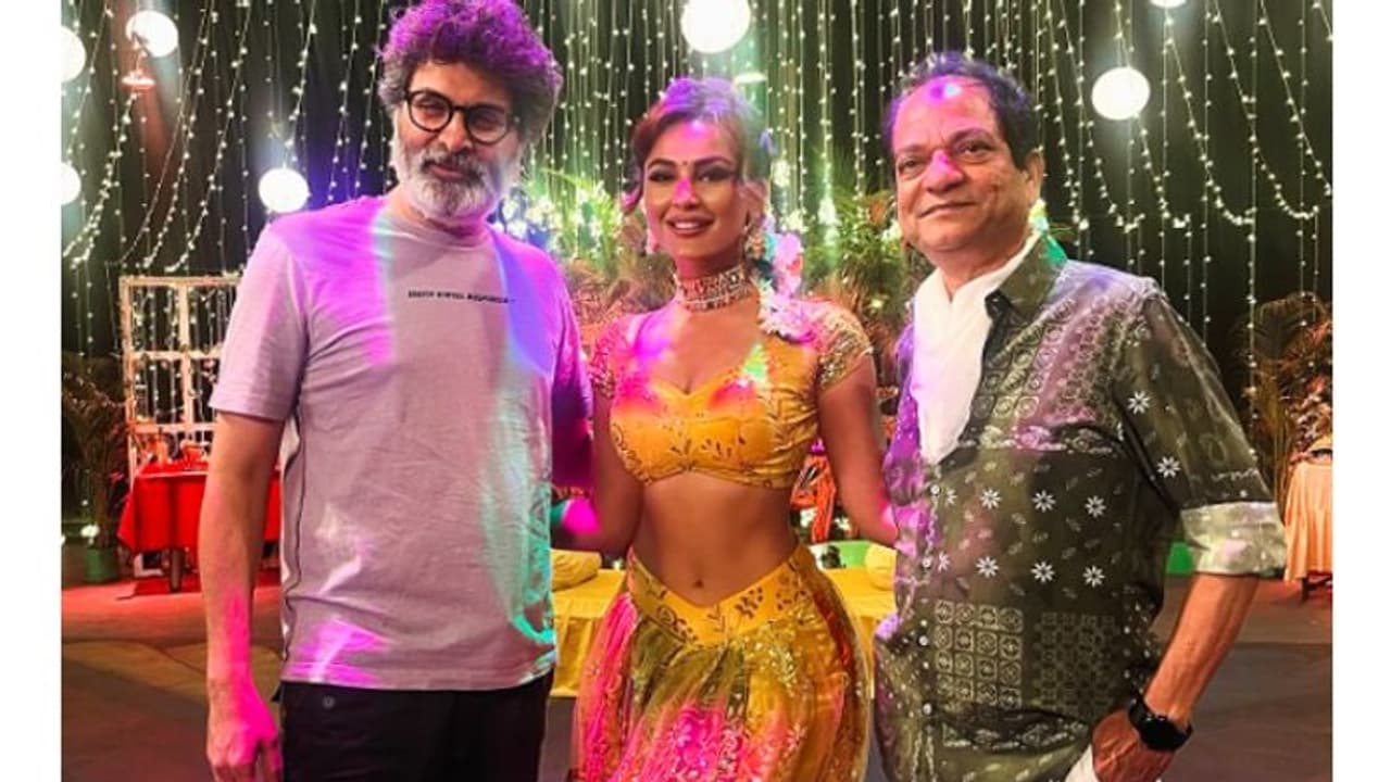 'ఉషాపరిణయం' ఐటెం సాంగ్ కి త్రివిక్రమ్ ఫిదా..గాల్లో తేలిపోతున్న హీరోయిన్ 'ఉషాపరిణయం' ఐటెం సాంగ్ కి త్రివిక్రమ్ ఫిదా..గాల్లో తేలిపోతున్న హీరోయిన్