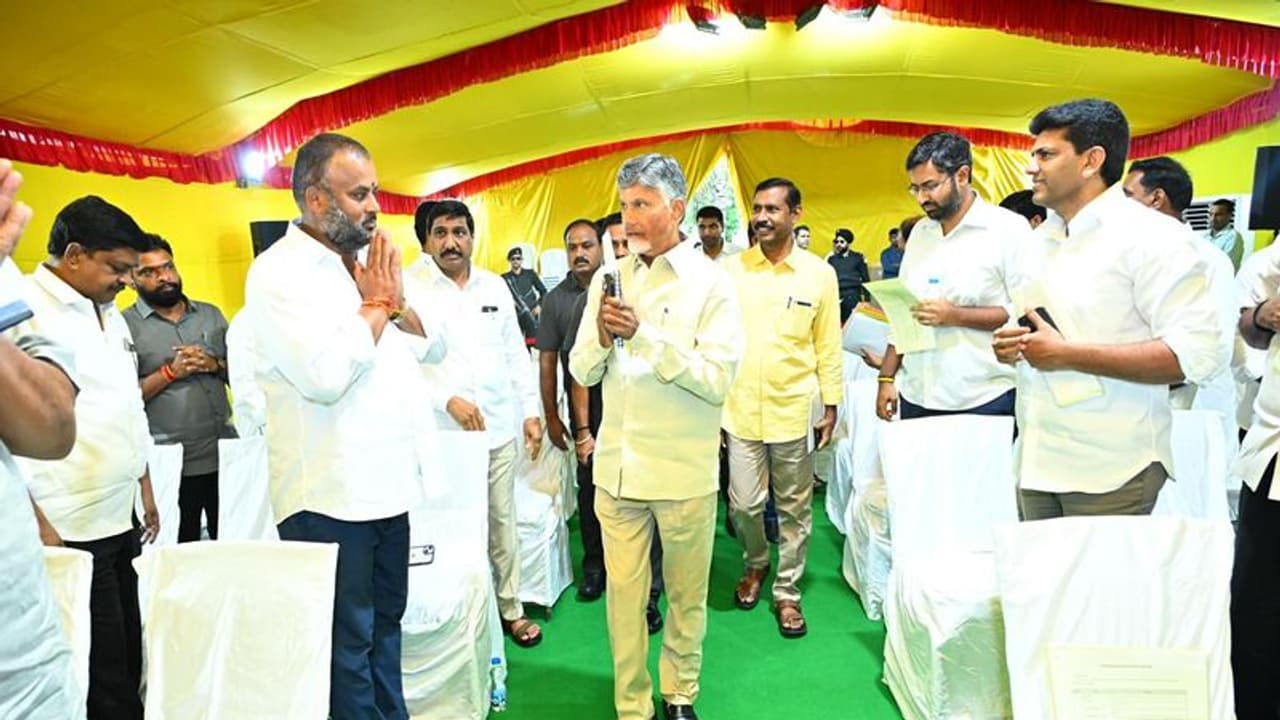 ఏపీకి రాబోయే కీలక ప్రాజెక్టులివే.. మంత్రులు, ఎంపీలకు బాధ్యతలు అప్పగించిన సీఎం చంద్రబాబు ఏపీకి రాబోయే కీలక ప్రాజెక్టులివే.. మంత్రులు, ఎంపీలకు బాధ్యతలు అప్పగించిన సీఎం చంద్రబాబు