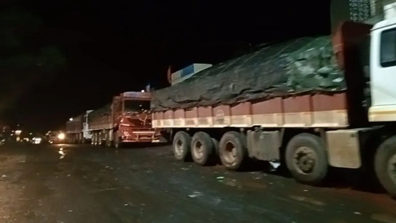 ಬೆಳಗಾವಿ: ಬೆಳಗಾವಿ ಚೋರ್ಲಾ ಘಾಟ್‌ನಲ್ಲಿ ಭಾರೀ ವಾಹನಗಳಿಗೆ ನಿರ್ಬಂಧ, ವಾಹನ ಸವಾರರ ಪರದಾಟ..!