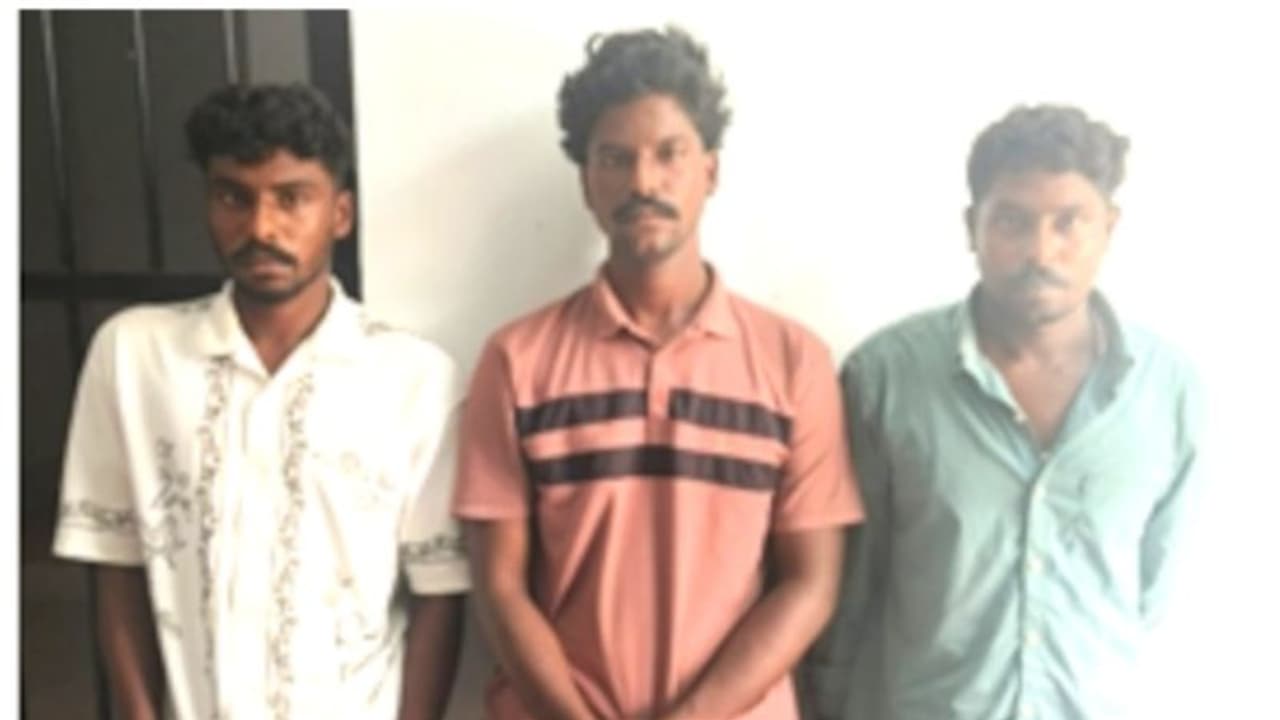 കെട്ടിയിട്ടിരുന്ന വള്ളത്തിൽ നിന്നും മോട്ടോർ എഞ്ചിൻ മോഷണം; വിൽക്കാൻ ശ്രമിക്കുന്നതിനിടെ യുവാക്കൾ പിടിയിൽ