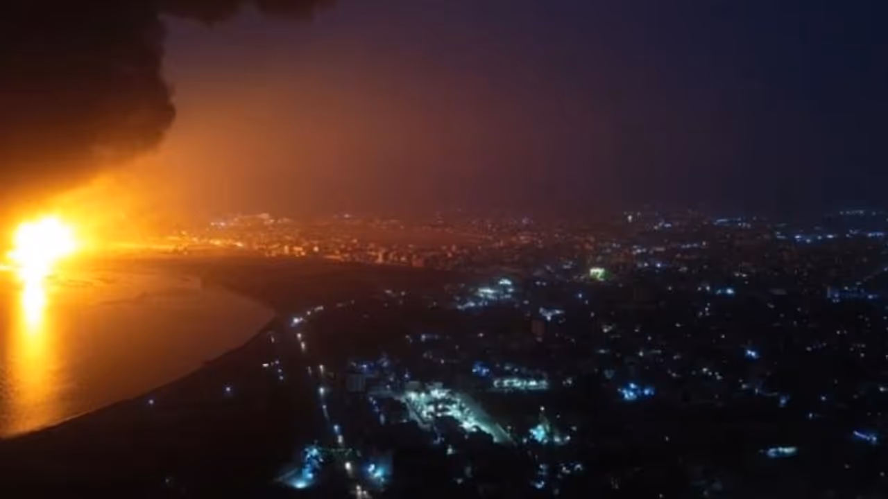 യെമൻ തുറമുഖത്ത് ഇസ്രയേലിന്റെ വ്യോമാക്രമണം; എണ്ണ സംഭരണ കേന്ദ്രങ്ങൾ കത്തുന്നു