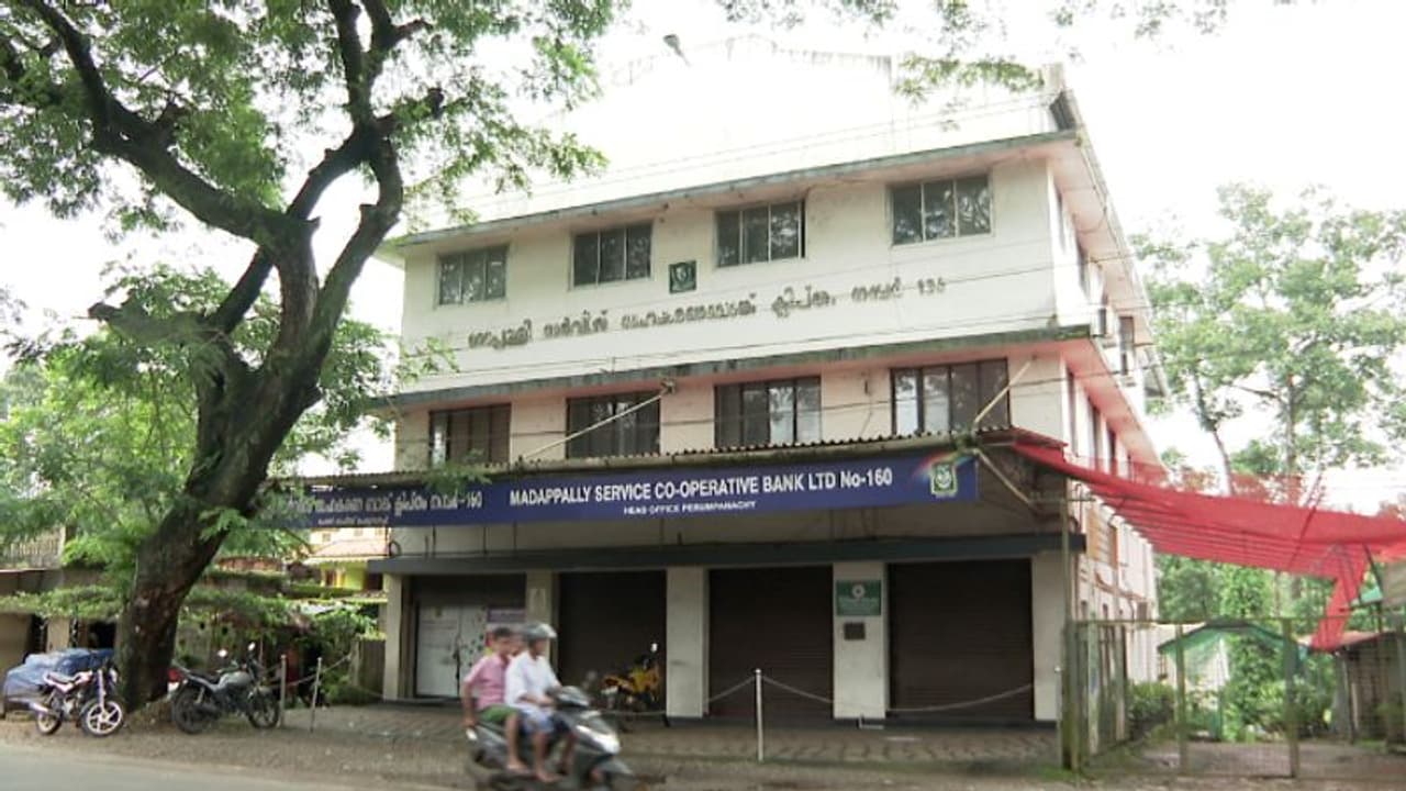 മാടപ്പള്ളി സഹകരണ ബാങ്ക് തെരഞ്ഞെടുപ്പ്; കോൺഗ്രസിൽ പൊട്ടിത്തെറി, രണ്ടു പാനലുകളായി ചേരിതിരിഞ്ഞ് മത്സരം